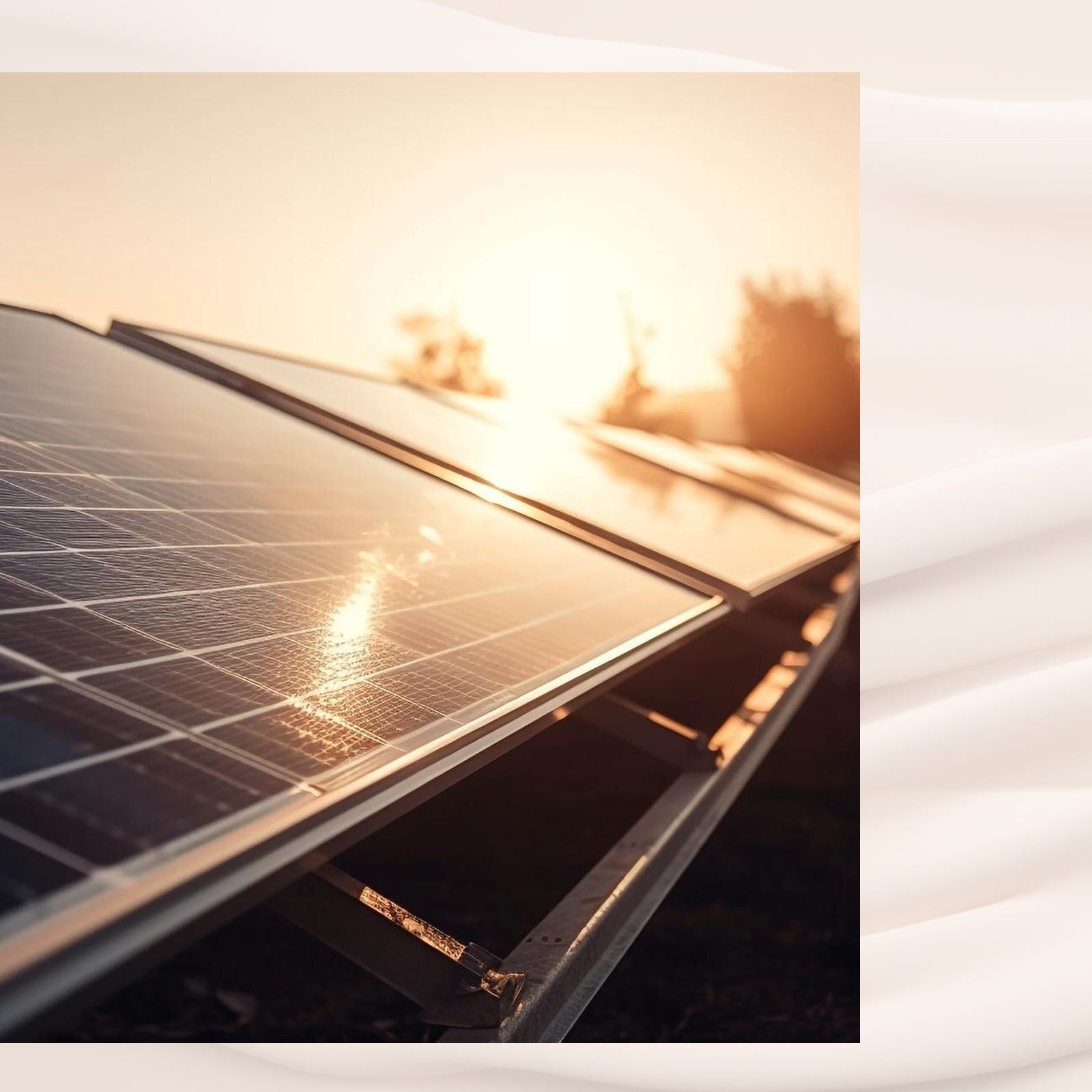 Solpaneler i lavt perspektiv med solnedgang i baggrunden, der reflekteres i overfladen.