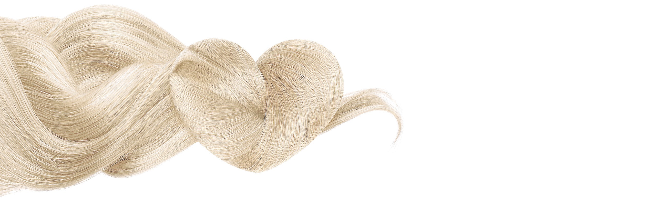 Lys blond hårlok formet som et hjerte mod hvid baggrund.