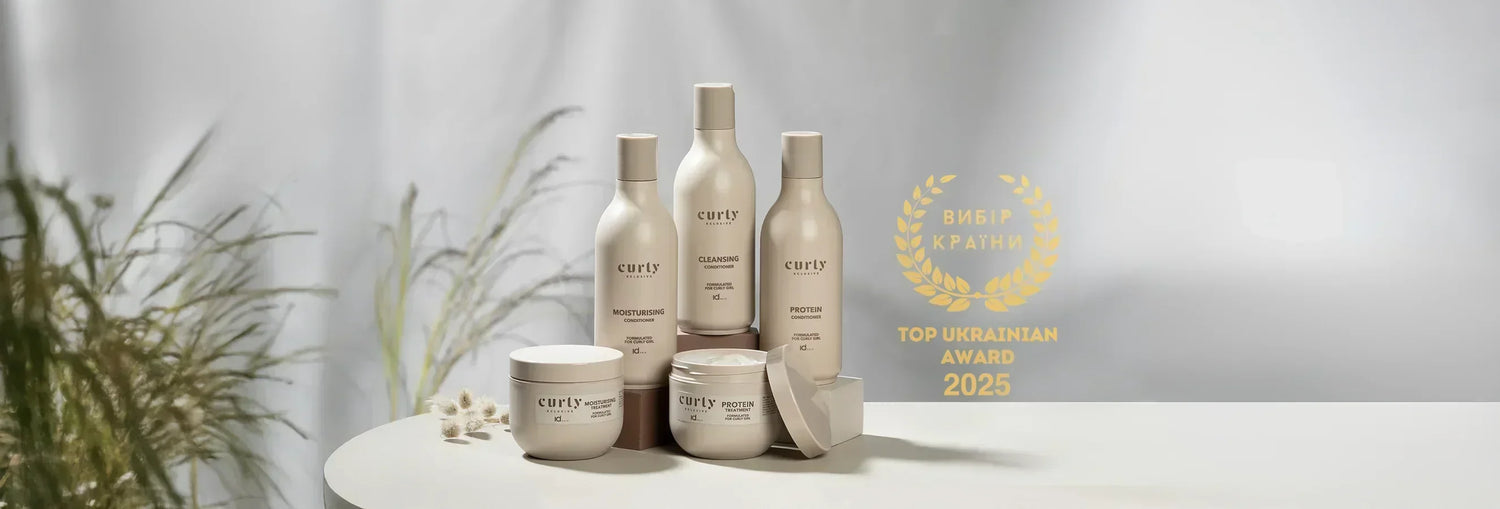 Curly Xclusive plejeprodukter samlet foran grålig baggrund. Logo med titlen "Top Ukranian Award 2025"