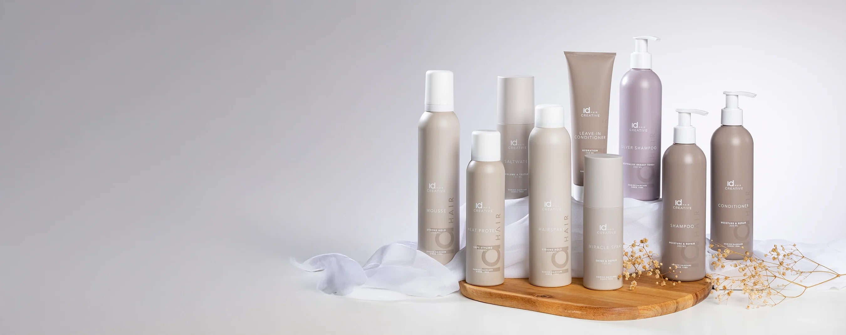 Hårpleje og -styling fra IdHAIR Creative i et lyst miljø 