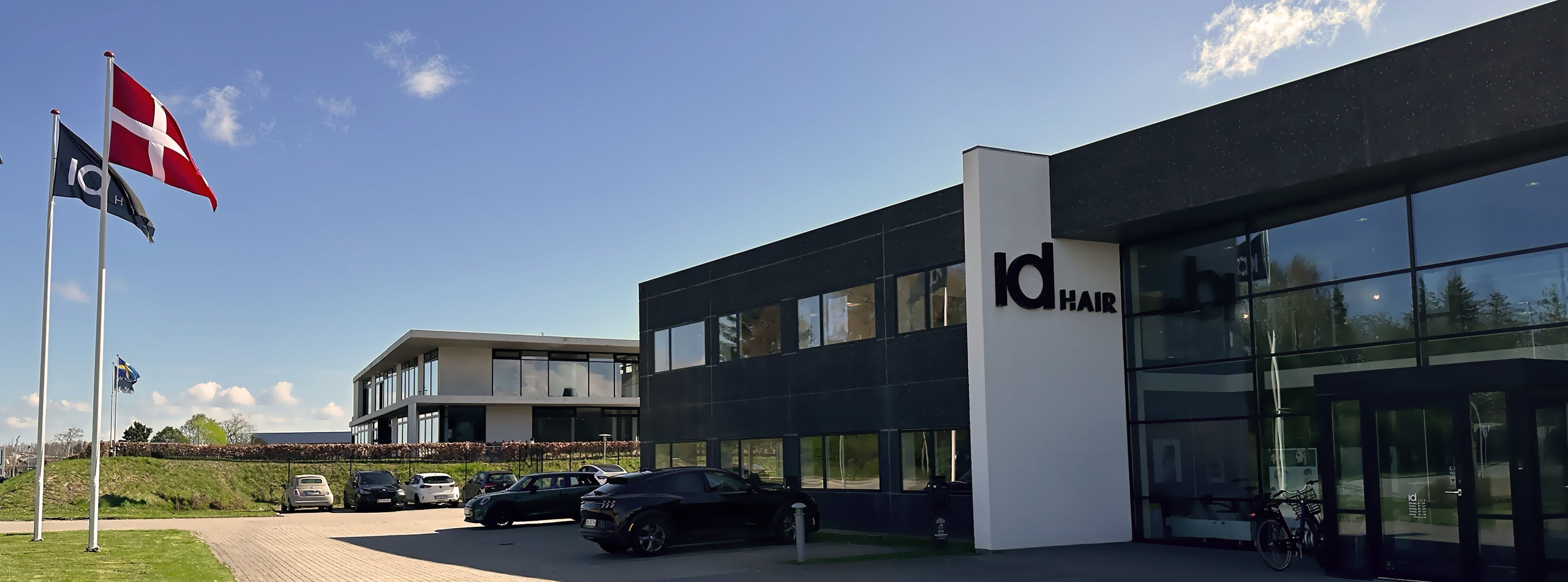IdHAIRs hovedkontor i Lystrup på en solrig dag med blå himmel. 
