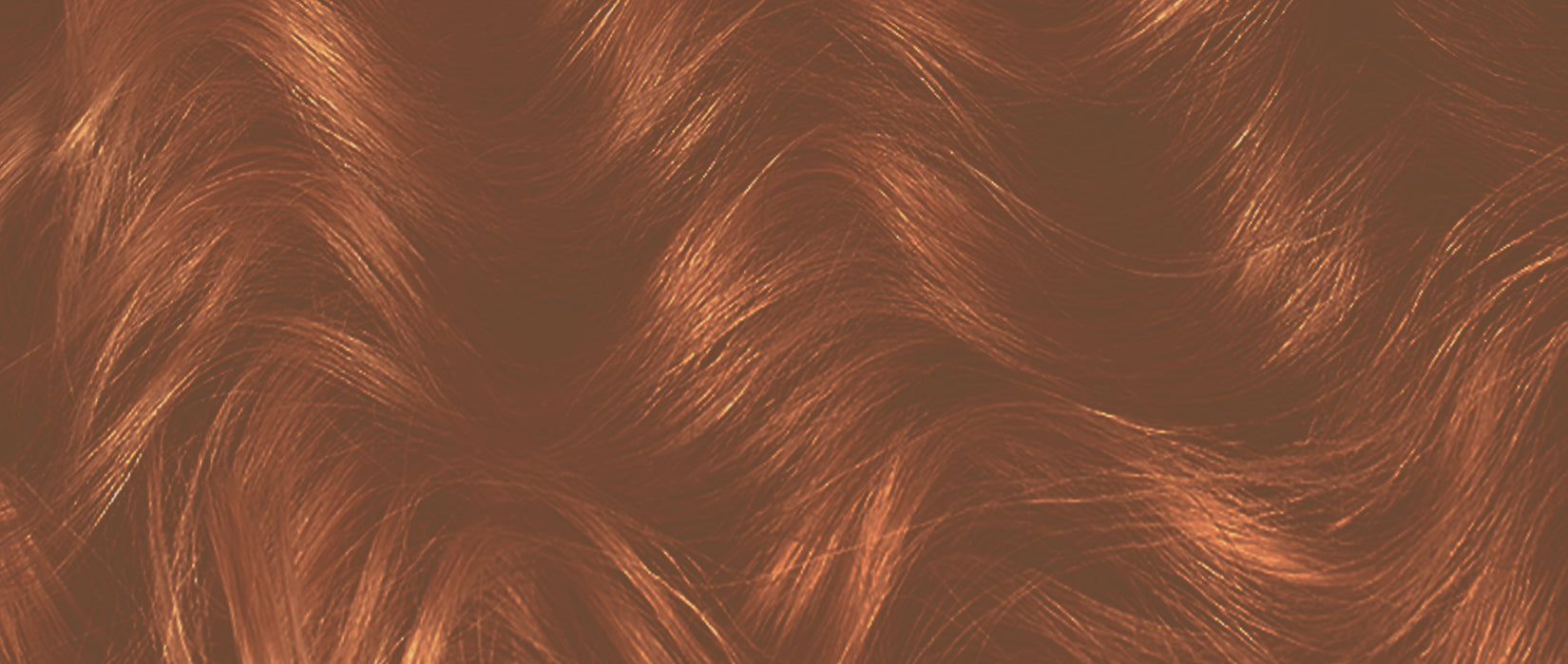 Nærbillede af bølget, kobberfarvet hår med glans og dyb tone.