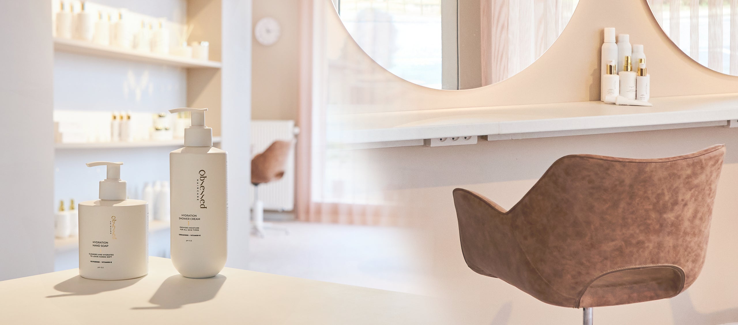 Obsessed Haircare i frisørsalon i varme jordfarver med et strejf af lyserødt 